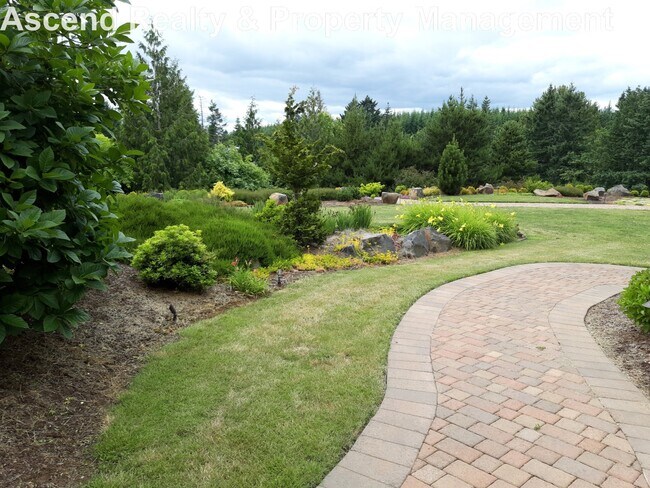 Building Photo - Unique Opportunity to Lease 2 Bed Lower Unit in Executive Home Utilities Included Quick Access to...