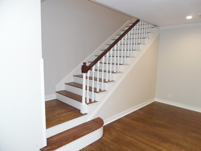 Building Photo - Total Remodel Townhome-Like Unit in Berkel...