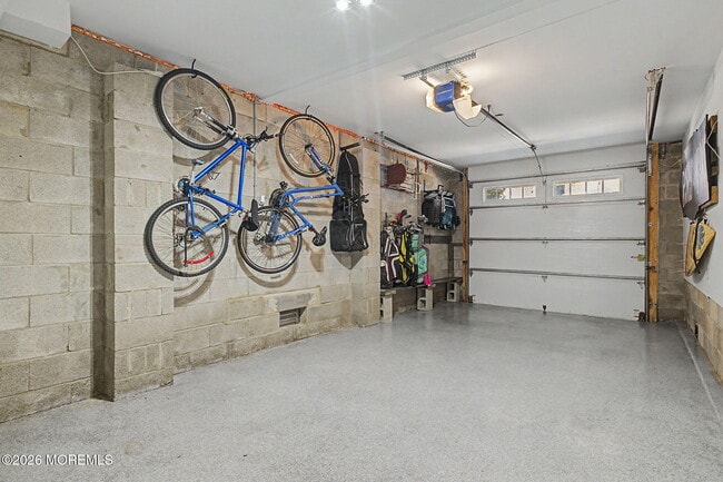 Building Photo - 10 Center St