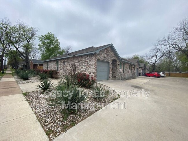 Building Photo - 301 E Willingham St