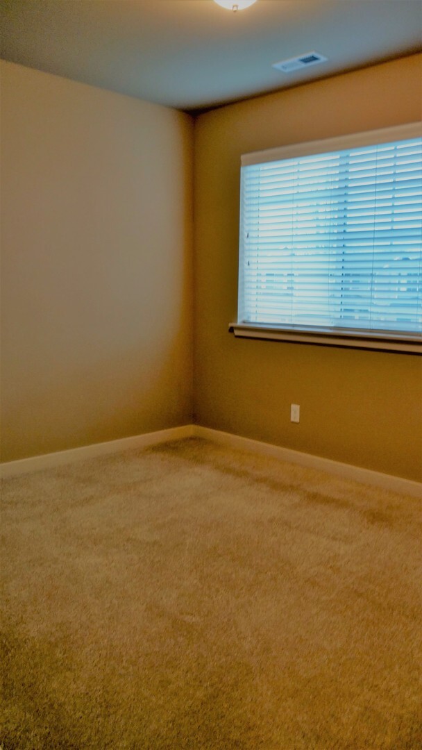 Building Photo - Spacious Fife 3 Bedroom with Fenced  Yard!