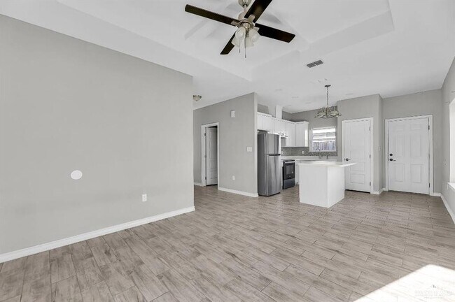Building Photo - 23 W Primrose Ave