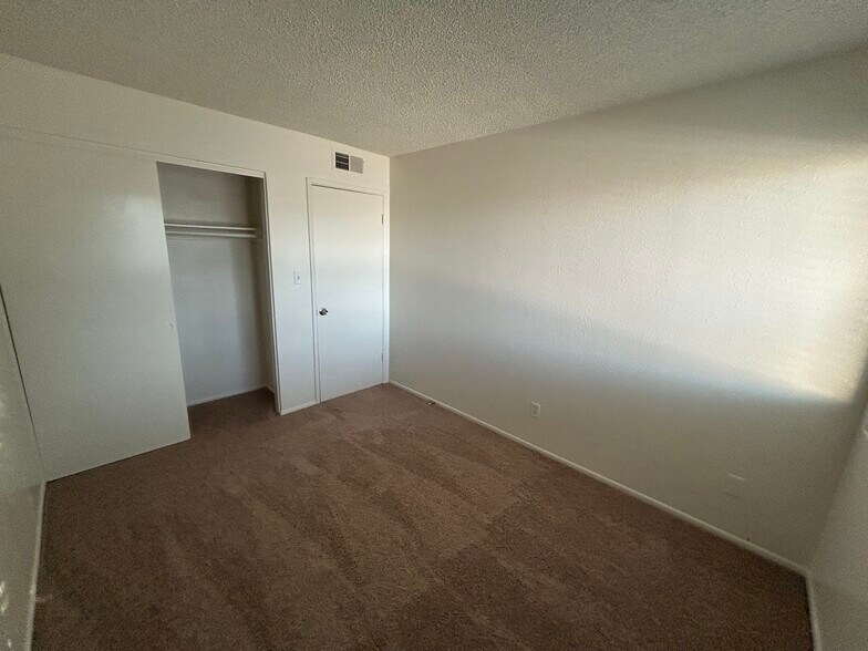 Building Photo - 4740 W Rose Ln