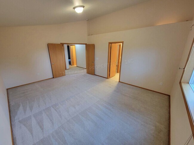 Building Photo - *1/2 OFF 1ST MONTH'S RENT* Large 3 Bed 2.5Ba Vancouver Beauty W/ Gas Fireplace, Dog Run, Fenced Y...