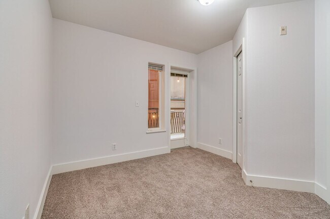 Building Photo - Uptown 2 bedroom 1 bath with garage parkin...