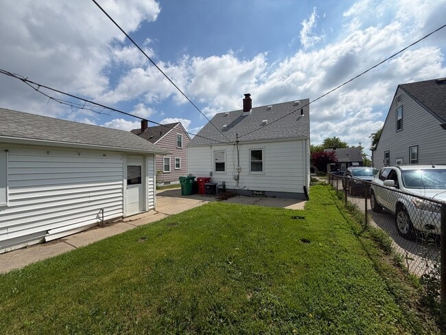 Building Photo - 3bd Bungalow w/basement