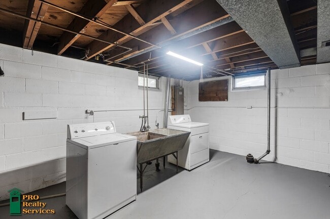 Building Photo - 2 Bedroom Home in Maplewood