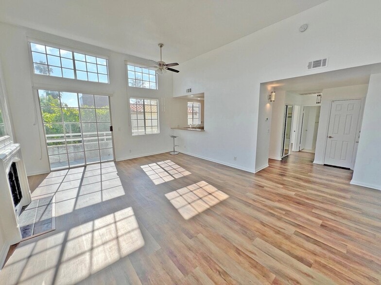 Building Photo - 15507 Moorpark St