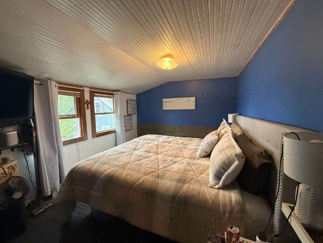 Building Photo - Quaint 2 bedroom, plus den, 1 bath on Okauchee Lake Appliances included: Microwave, Stove, Refrig...