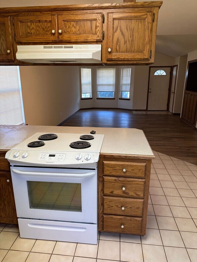 Building Photo - 863 S Hickory Ln