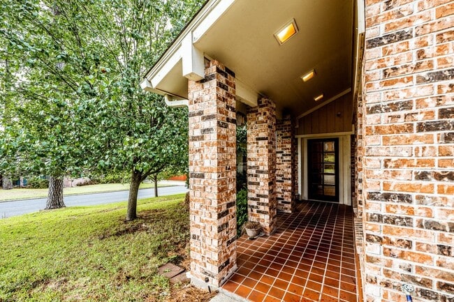 Building Photo - 422 River Oaks Dr