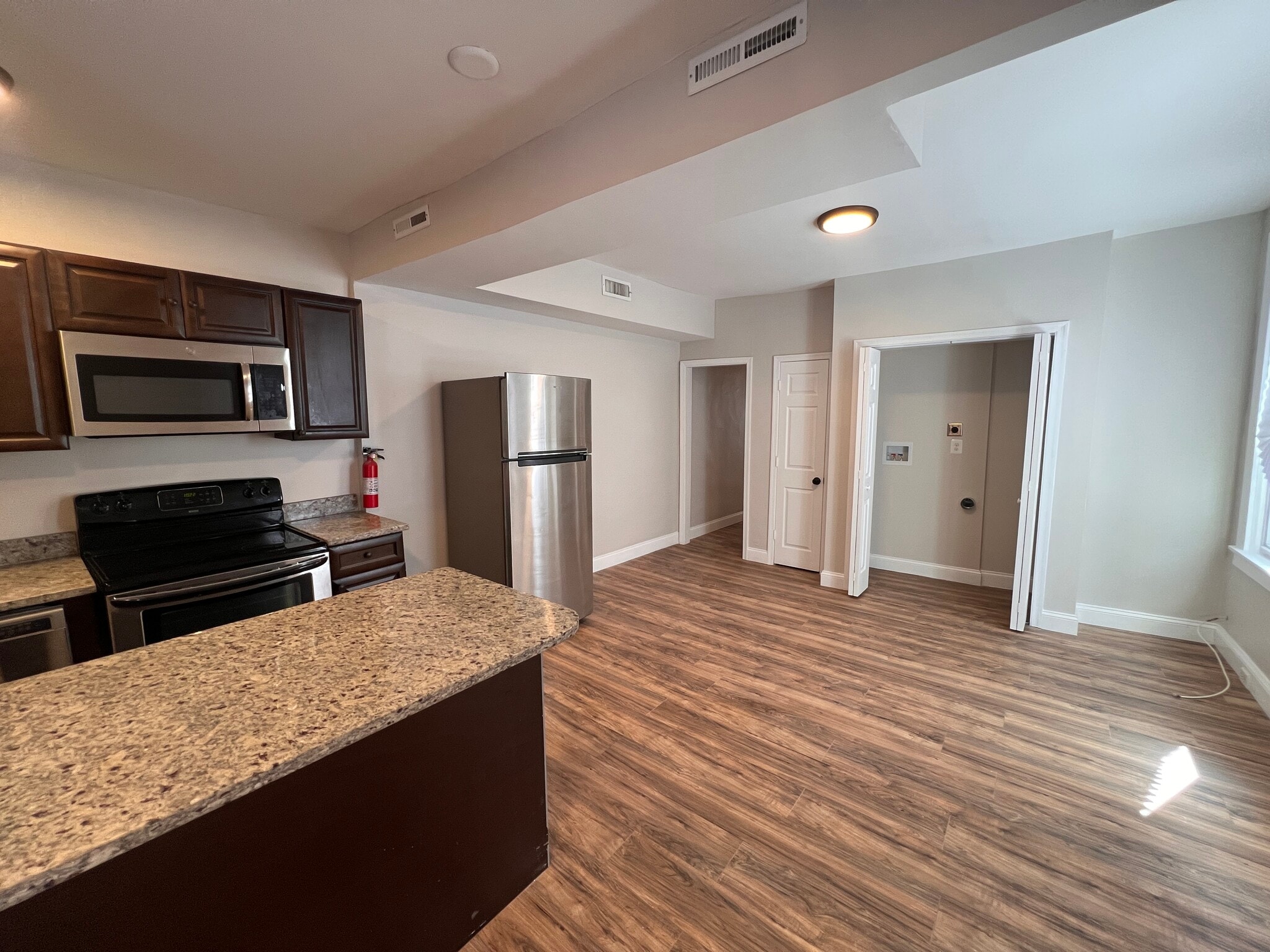Large kitchen & dining area - 4608 York Rd