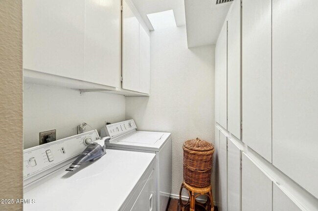 Building Photo - 8733 E Vía De Viva