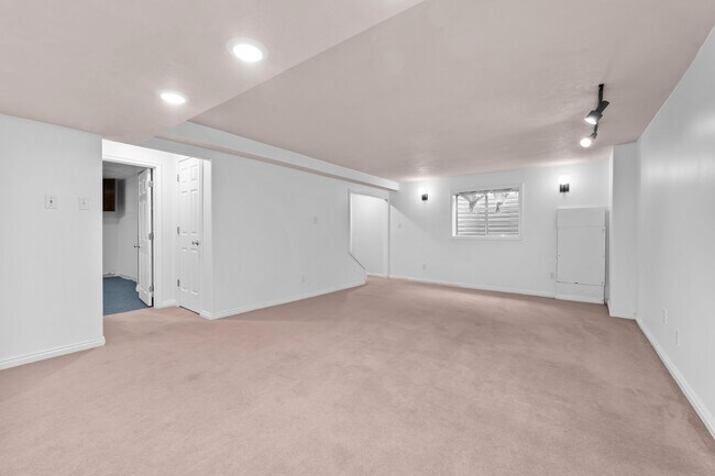 Building Photo - 283 W Clark St