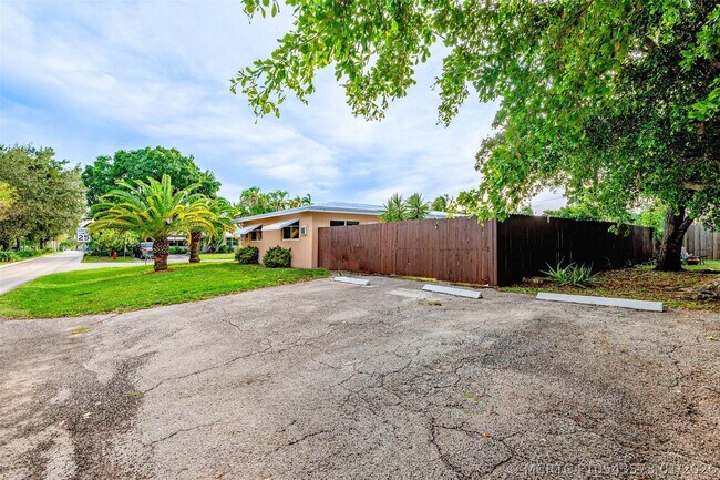 Building Photo - 2581 NE 11th Ct