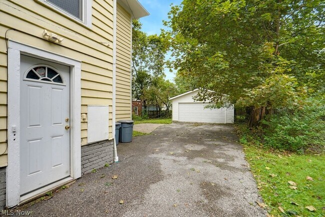 Building Photo - 3423 Beechwood Ave