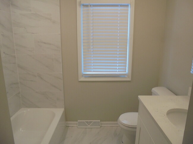 Building Photo - 1808 W Ridgeland Ave