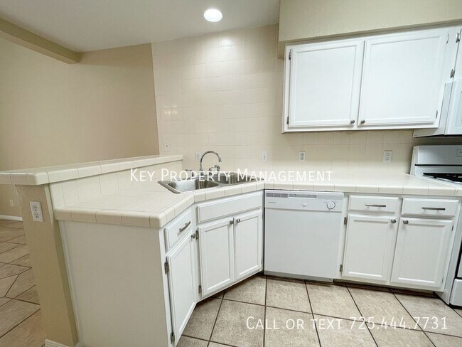 Building Photo - 3 BEDROOM 3 BATH TOWNHOME IN HENDERSON NEA...