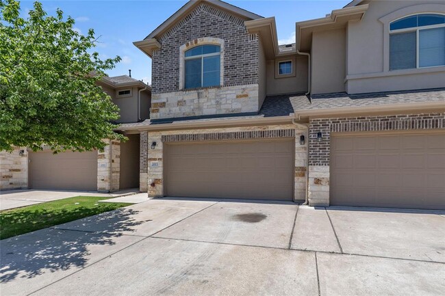 Building Photo - 2880 Donnell Dr