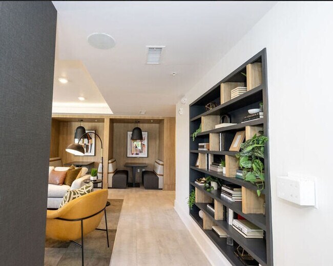 Building Photo - 539 W Trade St