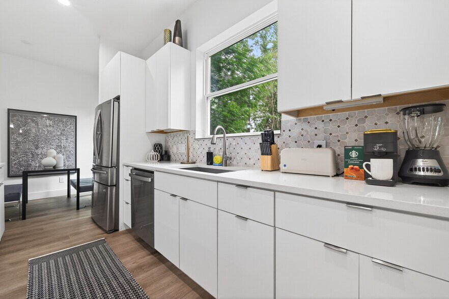 Kitchen Area - 523 Schweikhardt St