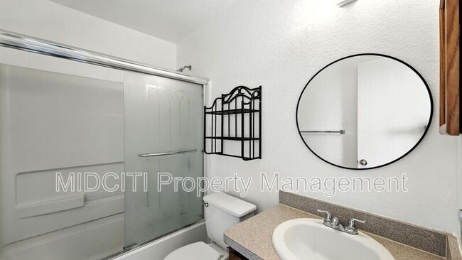 Building Photo - 209 Hinge Loop