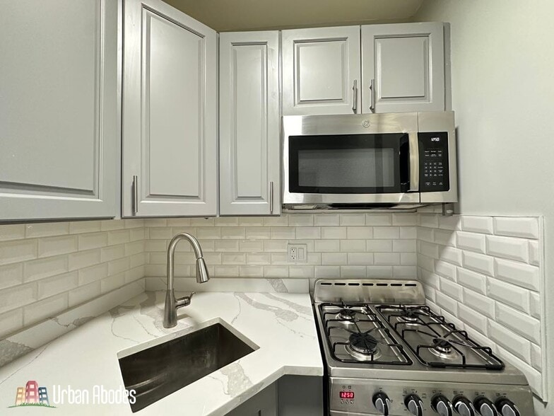 Building Photo - 501 W Belmont Ave