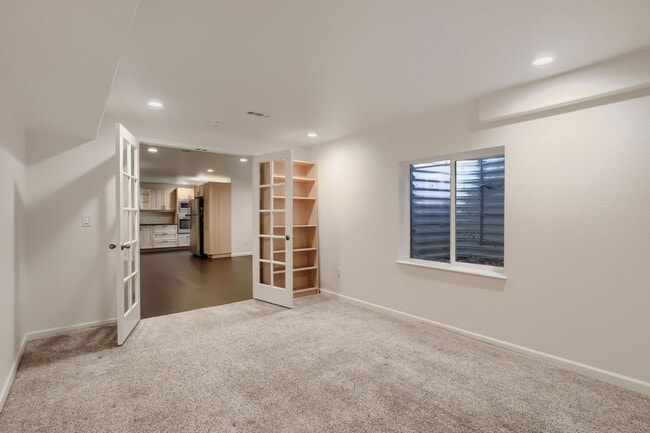 Building Photo - Amazing 5-bedroom home in Cherry Creek School District! Basement Apartment with kitchen! Move in ...
