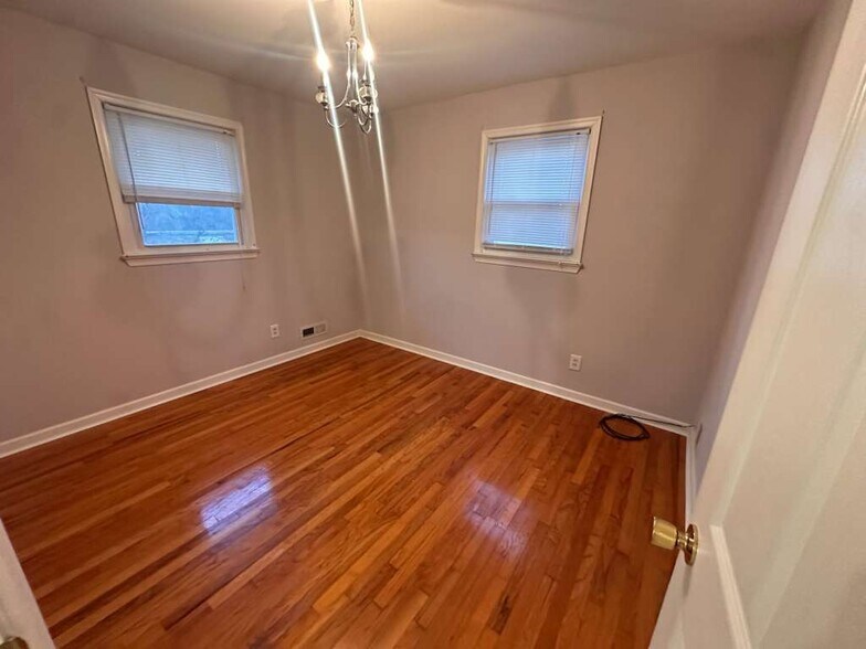 Building Photo - 226 S 16th Ave