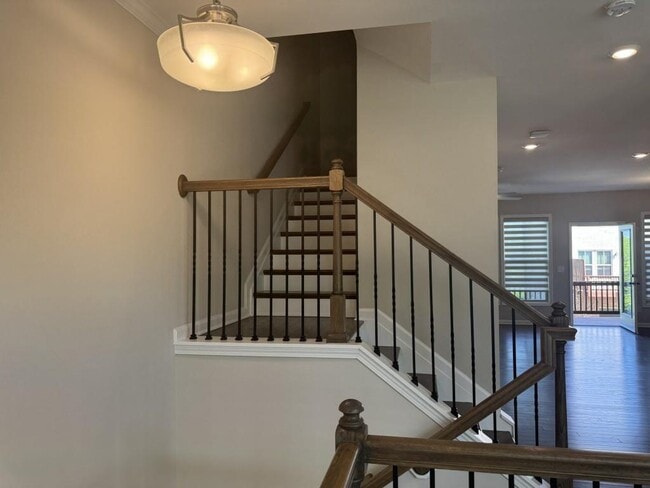 Building Photo - 381 Northaven Ave