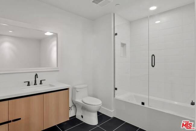 Building Photo - 5813 Lexington Ave