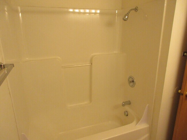 Building Photo - Two Bedroom Duplex in South Salem