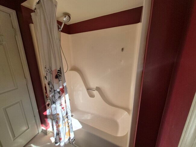 upstairs bathtub - 4422 Beechnut Ln