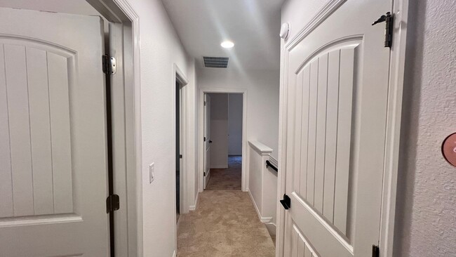 Building Photo - Beautiful Upgraded 3 Bedroom and 2 1/2 Bat...