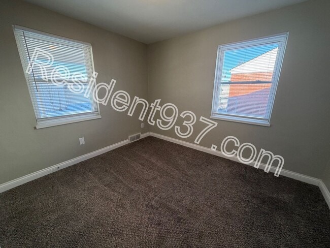 Building Photo - 2 Bed 1 bath with 500 SQ FT DETACHED GARAGE/WORKSHOP