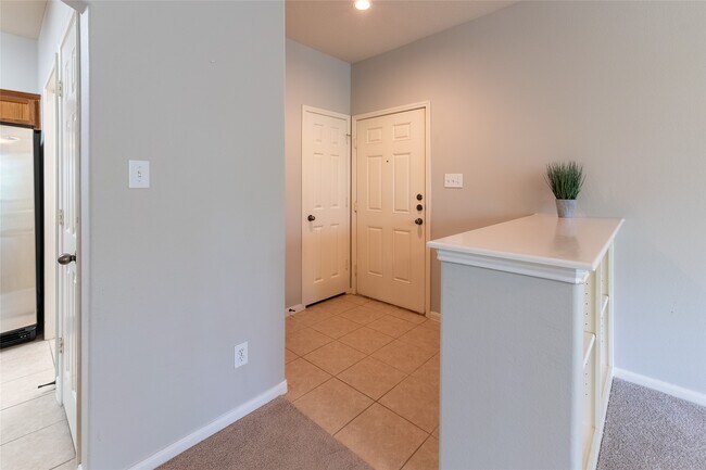 Building Photo - 6607 Lake Woodlands Dr