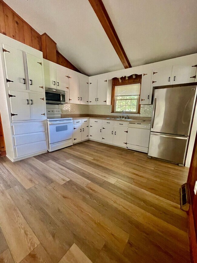 Building Photo - Welcome to the Classic 3 bedroom 1 1/2 bat...