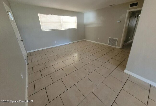 Building Photo - 1525 Cambridge Dr