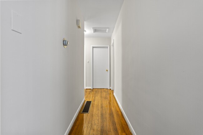 Building Photo - 257 Zandale Dr