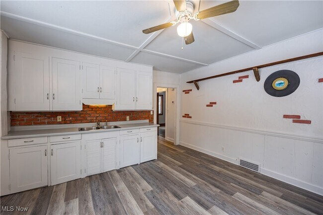 Building Photo - 15555 Munn Rd