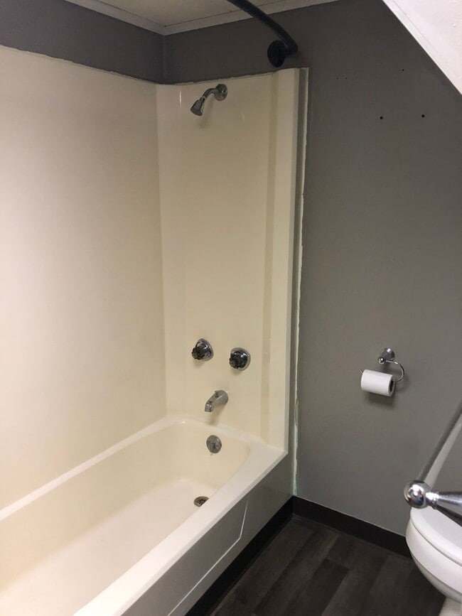 Building Photo - 2 bedroom home