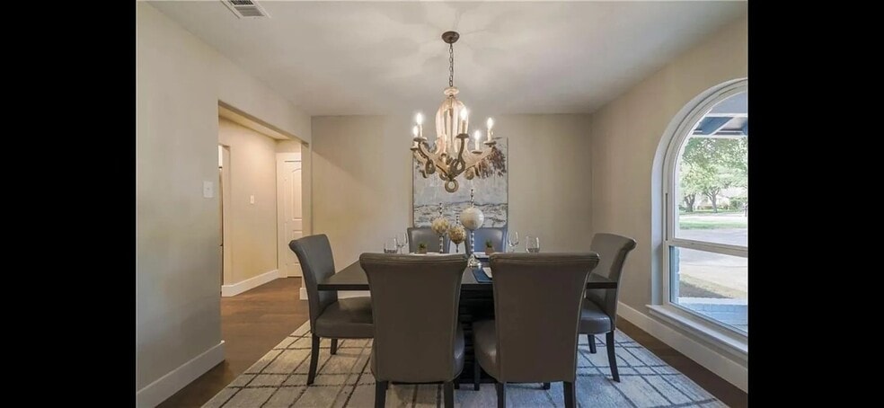 Building Photo - 4704 Woodside Dr