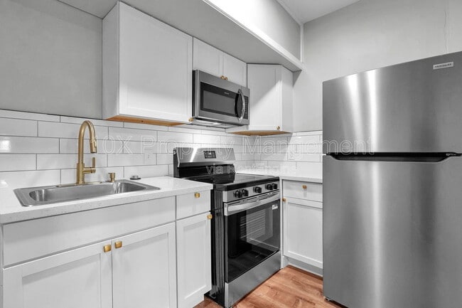 Building Photo - 556 E Whittier St