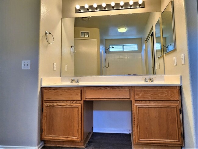Building Photo - Great Single Story Home McVicker Canyon Hi...