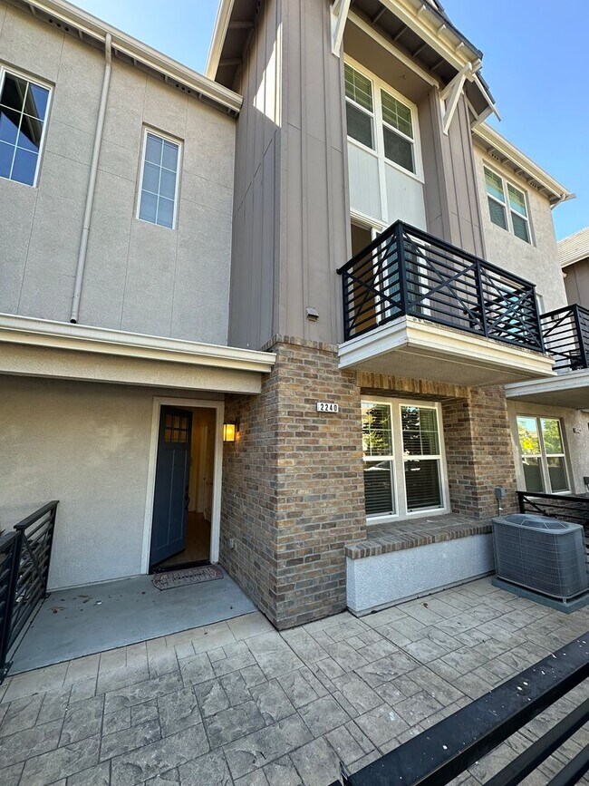 Building Photo - 2240 Carbondale Way