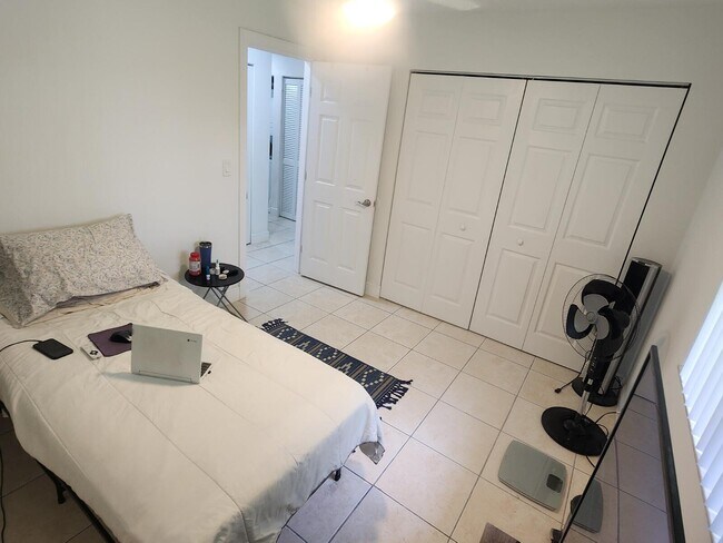 Building Photo - 6013 10th Ave N