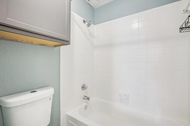 Building Photo - 807 W 25th St