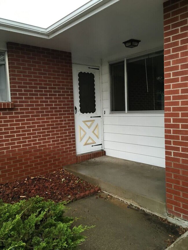 Building Photo - 2 Bed, 1.5 Bath Duplex for Rent in Fort Co...