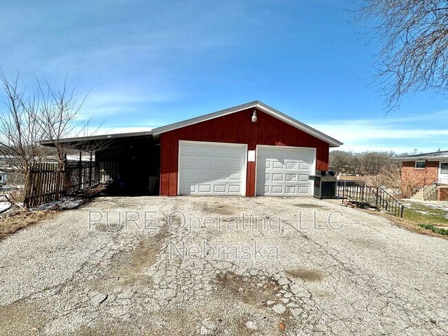 Building Photo - 2205 Lindyview Rd