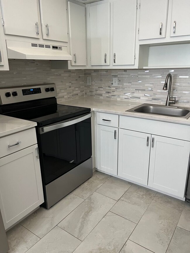 Building Photo - 3300 Fox Chase Cir